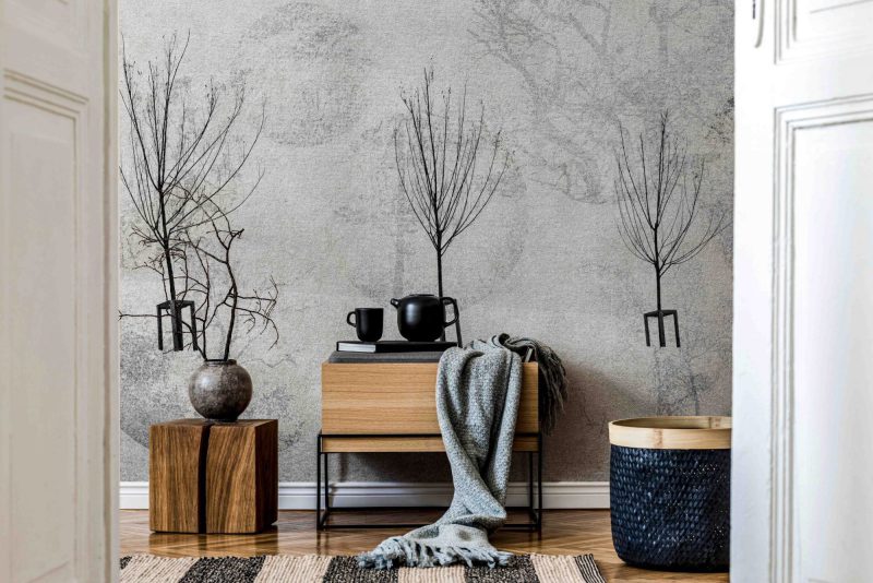 Interior de salón escandinavo moderno con marco de afiche negro, cómoda de diseño, hoja en jarrón, cesta de mimbre negra, libros y accesorios elegantes. Template. Stylish home decor.