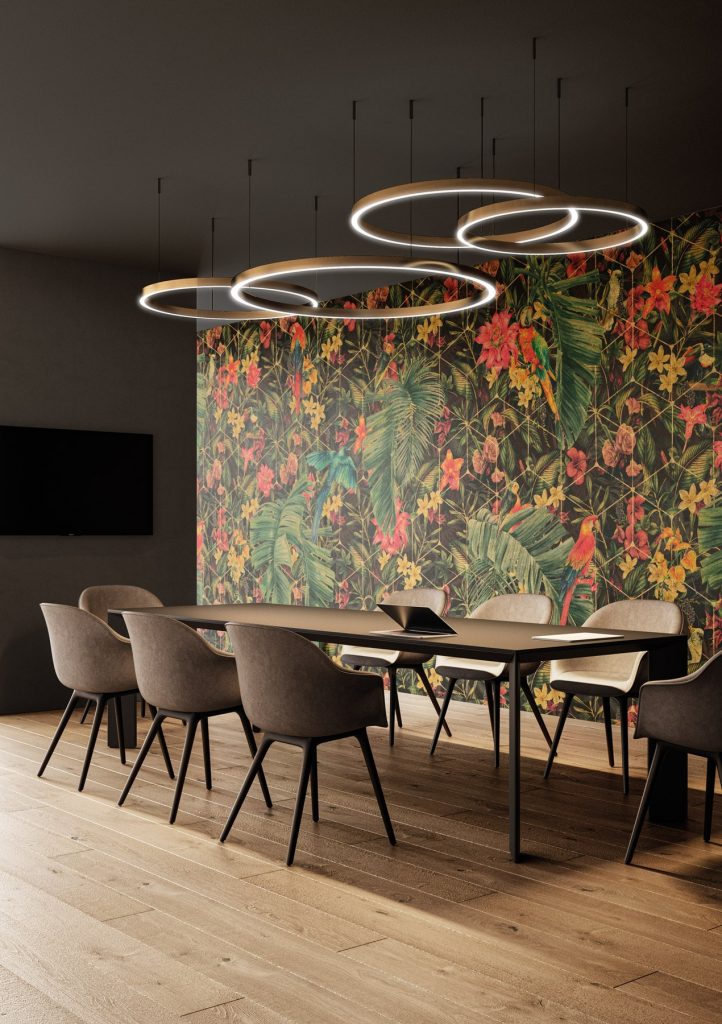 Blumentapete mit exotischen Vögeln im floralen Naturdesign mit Papageien. Dekorative Tapete, ideal für Hotellobbys, Wohnzimmer und Büros. Mya Instabilelab